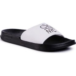 Klapki CALVIN KLEIN SWIMWEAR - Slide KW0KW01054 YCD. Białe klapki damskie Calvin Klein Swimwear, bez wzorów, z tworzywa sztucznego, bez obcasa. Za 179,00 zł.