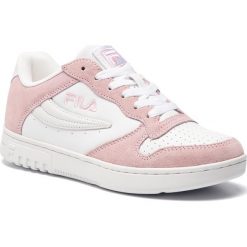 Sneakersy FILA - Fx100 Cb Low Wmn 1010618.02S White/Chalk Pink. Różowe półbuty damskie Fila, na co dzień, bez wzorów, z zamszu, bez obcasa, na płaskiej podeszwie, bez zapięcia. W wyprzedaży za 229,00 zł.