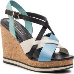 Sandały TOMMY HILFIGER - Interwoven Pattern Wedge Sandal FW0FW04105 Aqua Haze 447. Niebieskie klapki damskie TOMMY HILFIGER, bez wzorów, ze skóry, bez obcasa, na obcasie. W wyprzedaży za 429,00 zł.