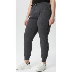 Szare Spodnie Dresowe Crazy Fever. Szare spodnie damskie Born2be, na wiosnę, xl, z napisami, z dresówki, długie. Za 49,99 zł.