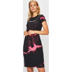 Calvin Klein Jeans - Sukienka. Czarne sukienki damskie Calvin Klein Jeans, na co dzień, s, bez wzorów, z elastanu, casualowe, z okrągłym kołnierzem, z krótkim rękawem, krótkie, mini, proste. Za 359,90 zł.