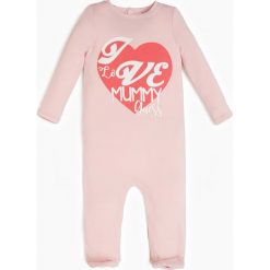 Pajacyk Z Nadrukiem Serca. Czerwone body niemowlęce Guess Kids, z nadrukiem, z bawełny, z długim rękawem. Za 58,00 zł.