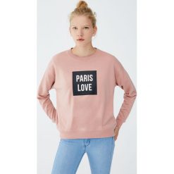 Bluza basic z napisem. Różowe bluzy damskie marki Pull&Bear, z napisami. Za 39,90 zł.