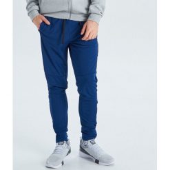 Joggery w sportowym stylu z lampasem - Niebieski. Niebieskie spodnie męskie Cropp, s, bez wzorów, sportowe. W wyprzedaży za 49,99 zł.