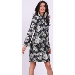Sukienka w kolorze czarno-zielonym ze wzorem. Czarne sukienki damskie Jesienny butik, xs, bez wzorów, ze stójką, bez rękawów, mini, baskinki. W wyprzedaży za 129,95 zł.