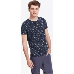T-SHIRT MĘSKI Z NADRUKOWANYM WZOREM. Niebieskie t-shirty męskie marki Top Secret, na lato, xxl, z nadrukiem, z bawełny. W wyprzedaży za 19,99 zł.