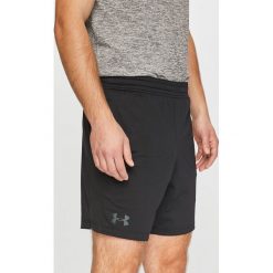 Under Armour - Szorty Raid 2.0. Szare spodenki sportowe męskie marki Under Armour, z poliesteru, sportowe. W wyprzedaży za 119,90 zł.