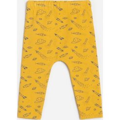 Spodnie dresowe ze wzorem -. Spodnie męskie Reserved, bez wzorów, z dresówki. Za 25,99 zł.