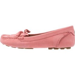 UGG WHITLEY DRIVER Mokasyny lantana. Czerwone mokasyny damskie marki Ugg, z materiału. Za 519,00 zł.
