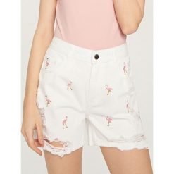 Szorty damskie: Jeansowe szorty w flamingi – Biały