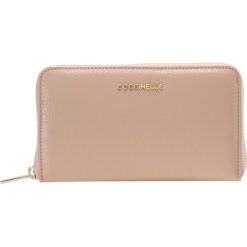 Coccinelle WALLET ZIP ARROUND LARGE Portfel pivoine. Czerwone portfele damskie marki Coccinelle. Za 599,00 zł.