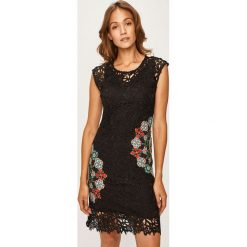 Desigual - Sukienka. Białe sukienki damskie Desigual, na co dzień, w koronkowe wzory, z poliesteru, casualowe, z okrągłym kołnierzem, bez rękawów, mini, proste. W wyprzedaży za 359,90 zł.