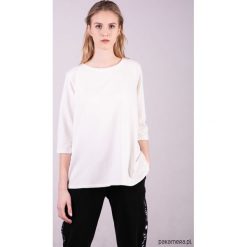 Bluzka Damska dresowa ANNA-Ecri. Białe bluzki damskie Pakamera, s, bez wzorów, z tkaniny, eleganckie, z klasycznym kołnierzykiem, bez rękawów. Za 99,00 zł.