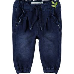 Spodnie "Atorina" w kolorze granatowym. Niebieskie spodnie niemowlęce name it girls, bez wzorów, z bawełny. W wyprzedaży za 47,95 zł.