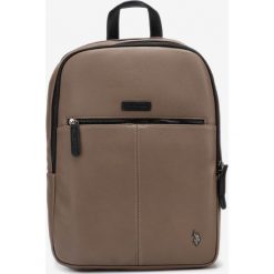 U.S. Polo Assn Plecak Brązowy. Pomarańczowe plecaki męskie U.S. Polo Assn., w paski, z materiału. Za 481,95 zł.