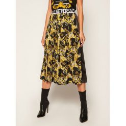 Spódnica plisowana Versace Jeans Couture A9HZA303. Czarne spódniczki damskie Versace Jeans Couture, bez wzorów, z jeansu, midi. Za 1799,00 zł.
