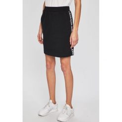 Calvin Klein Jeans - Spódnica. Czarne spódniczki damskie Calvin Klein Jeans, na co dzień, s, bez wzorów, z bawełny, casualowe, mini, proste. W wyprzedaży za 219,90 zł.