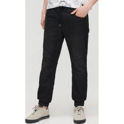 Jeansowe joggery typu slim - Czarny. Czarne spodnie męskie Cropp, m, bez wzorów, z jeansu. Za 109,99 zł.