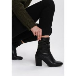 Czarne Botki Cathlamet. Czarne botki damskie Renee, na zimę, z futra, z okrągłym noskiem, za kostkę, na średnim obcasie, na obcasie, na zamek. Za 139,99 zł.