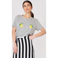 NA-KD T-shirt Lemon - Grey. Szare t-shirty damskie NA-KD, z nadrukiem, z dżerseju. W wyprzedaży za 51,07 zł.