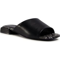 Klapki BETSY - 907019/01-01E Black. Czarne klapki damskie Betsy, bez wzorów, ze skóry ekologicznej, bez obcasa. W wyprzedaży za 129,00 zł.