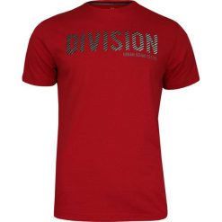 Czerwony T-shirt Męski, Krótki Rękaw -Just Yuppi- Koszulka, z Nadrukiem, Napisy, DIVISION TSJTYUP10011kol5czerw. Czerwone koszulki męskie Just Yuppi, m, z nadrukiem, z tkaniny, casualowe, bez kołnierzyka, z krótkim rękawem, krótkie. Za 55,00 zł.