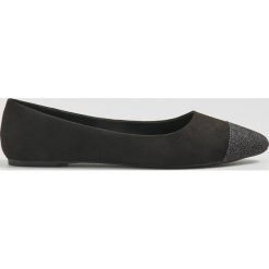 Baleriny z czubkiem w szpic - Wielobarwny. Baleriny damskie Sinsay, bez wzorów, bez obcasa. Za 29,99 zł.