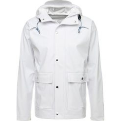 Knowledge Cotton Apparel RAIN Kurtka przeciwdeszczowa bright white. Białe kurtki męskie marki Knowledge Cotton Apparel, xs, bez wzorów, z poliesteru. Za 419,00 zł.