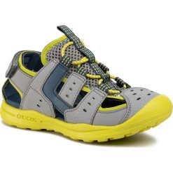 Sandały GEOX - J Vaniett B. B J025XB 0CE15 C0666 S Grey/Lime. Szare sandały chłopięce Geox, ze skóry ekologicznej, bez zapięcia. Za 219,00 zł.