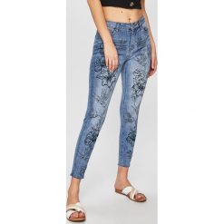 Desigual - Jeansy. Niebieskie jeansy damskie Desigual, z haftami, z elastanu, z podwyższonym stanem. W wyprzedaży za 259,90 zł.
