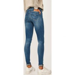 Tommy Jeans - Jeansy. Niebieskie jeansy damskie Tommy Jeans, l, z aplikacjami, z elastanu, z podwyższonym stanem. W wyprzedaży za 359,90 zł.