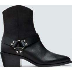 Czarne skórzane botki kowbojskie. Czarne botki damskie na obcasie Pull&Bear. Za 349,00 zł.