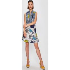 Desigual - Sukienka. Niebieskie sukienki damskie Desigual, na co dzień, bez wzorów, z bawełny, casualowe, bez kołnierzyka, bez rękawów, proste. W wyprzedaży za 539,90 zł.