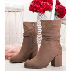 Botki damskie Super Mode 5497 Khaki. Brązowe botki damskie Super Mode, z tworzywa sztucznego, klasyczne, bez obcasa, na obcasie, bez zapięcia. Za 139,00 zł.