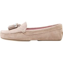 Pretty Ballerinas MICROTINA CROSTINA Mokasyny sand. Różowe mokasyny damskie marki Pretty Ballerinas, ze skóry. W wyprzedaży za 503,30 zł.
