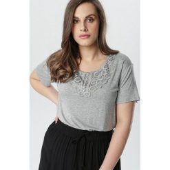 Szara Bluzka Marie-Louise. Szare bluzki damskie Born2be, xl, z aplikacjami, eleganckie, z okrągłym kołnierzem, z krótkim rękawem. Za 49,99 zł.