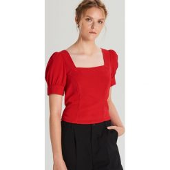Bluzka z bufiastymi rękawkami - Czerwony. Czerwone bluzki damskie Cropp, s, bez wzorów, bez kołnierzyka, bez rękawów. Za 59,99 zł.