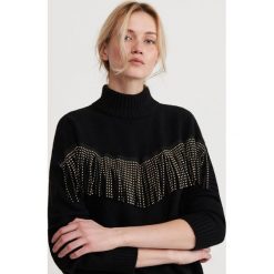 Sweter z frędzlami - Czarny. Czarne swetry damskie Reserved, s, bez wzorów, bez rękawów, bez kaptura. W wyprzedaży za 89,99 zł.