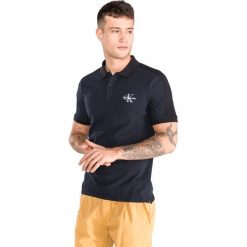 Calvin Klein Polo Koszulka Niebieski. Niebieskie podkoszulki męskie l, z haftami, z bawełny. Za 326,95 zł.