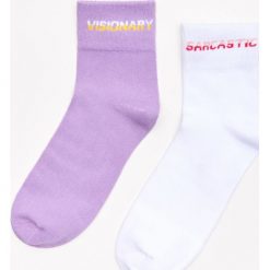 Skarpety z napisem 2 pack - Biały. Białe skarpetki damskie Cropp, z napisami. Za 29,99 zł.