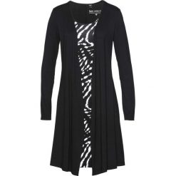 Sukienka shirtowa w optyce dwuwarstwowej bonprix czarno-biały z nadrukiem. Czarne sukienki damskie bonprix, z nadrukiem, bez kołnierzyka, bez rękawów, midi. Za 74,99 zł.