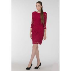 Szykowna sukienka z koronki. Sukienki damskie Monnari, w koronkowe wzory, z koronki, eleganckie, z dekoltem na plecach, bez rękawów. Za 142,38 zł.