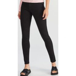 Czarne jeansy - Czarny. Czarne jeansy damskie Reserved. Za 79,99 zł.