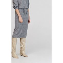 Dzianinowa spódnica - Szary. Szare spódniczki damskie Reserved, s, bez wzorów, z dzianiny. Za 59,99 zł.