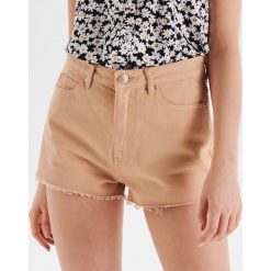 Jeansowe szorty - Beżowy. Brązowe szorty damskie Cropp, bez wzorów, z jeansu. Za 47,99 zł.