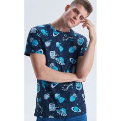 Koszulka z nadrukiem all over - Granatowy. Niebieskie koszulki męskie Cropp, s, z nadrukiem, bez kołnierzyka, bez rękawów. W wyprzedaży za 29,99 zł.