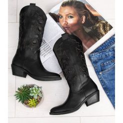 Kowbojki damskie Laura Mode Y-058 Czarne. Czarne kozaki damskie LAURA MODE, z tworzywa sztucznego, bez obcasa, na obcasie, bez zapięcia. Za 149,00 zł.