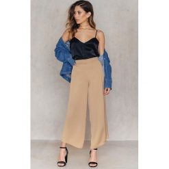 NA-KD Party Spodnie ze skośnym brzegiem - Beige,Nude. Brązowe spodnie damskie NA-KD Party, z poliesteru, z podwyższonym stanem. W wyprzedaży za 48,58 zł.