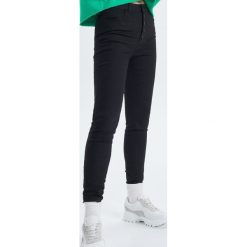 Spodnie High Waist - Czarny. Czarne spodnie damskie Cropp, z podwyższonym stanem. Za 79,99 zł.