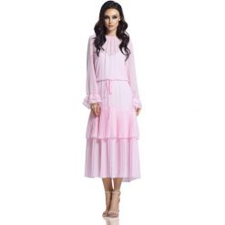 Różowa Długa Sukienka w Stylu Boho z Plisowanymi Falbankami. Różowe sukienki damskie Molly.pl, na co dzień, na lato, s, bez wzorów, z szyfonu, boho, z podwójnym kołnierzykiem, z długim rękawem, długie, midi, rozkloszowane. Za 258,90 zł.